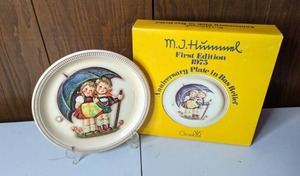 lot 235 image: Vintage 1975 Goebel Hummel First Edition Anniversary Plate in Bas Relief with Original Box