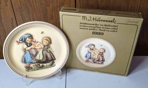 lot 236 image: Vintage 1980 2nd Edition Goebel Hummel Spring Dance Anniversary Plate with Original Box