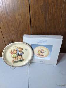 lot 237 image: 1985 Hummel Anniversary Plate with Original Box Auf Wiedersehen