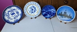 lot 241 image: (4) Collectible Blue and White Plates with Hanging Hooks