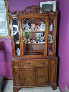 lot 280 image: Beautiful Vintage Hutch with Arched Door Details