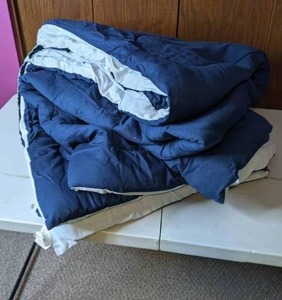 lot 299 image: Blue King Size Comforter
