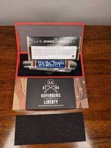 lot 70 image: Limited Edition American Mint 1791 Defenders of Liberty We the People 2nd Ammendment Pocket Knife