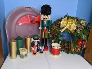 lot 393 image: Nutcrackers, Candles, Wreath with Box