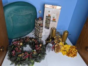 lot 394 image: Christmas Wreath, Decor, Dept. 56 NYE Times Tower Collectible Building, etc.