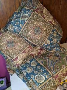 lot 335 image: Queen Size Comforter with Pair of Matching Pillows