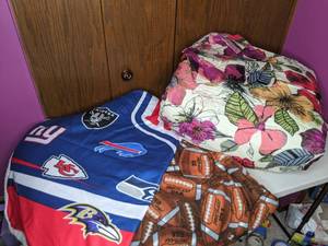 lot 337 image: Comforter with Matching Pillowcases and Football Blankets