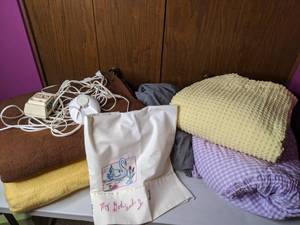 lot 340 image: Electric Blankets and Vintage Bedspreads