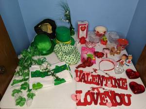 lot 344 image: Valentines and St. Pattys Day Decor & Accessories