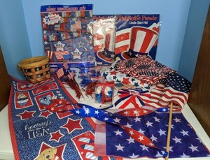 lot 376 image: Lot of July 4th Holiday Decorations