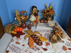 lot 380 image: Autumn and Thanksgiving Decor See photos