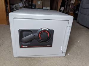 lot 6 image: Sentry Safe S0210