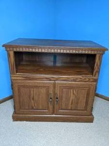 lot 150 image: Laminate Wood Grain TV Stand
