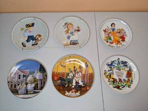 lot 153 image: (6) Collectible Plates Disney, Precious Moments, Clowns, etc.