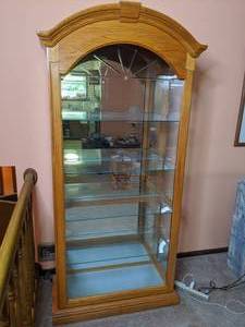 lot 161 image: Beautiful Oak and Glass Lighted Curio Display Cabinet