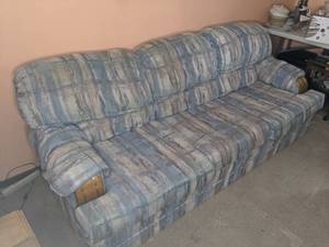 lot 162 image: Comfy Blue Patterned Couch