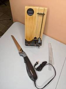 lot 119 image: Cuisinart Electric Knife with 2 Blades and Stand