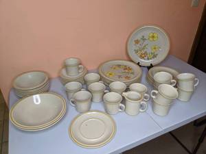 lot 111 image: Vintage Hearthside Garden Festival Stoneware Dish Set