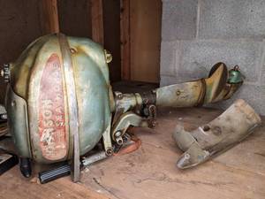 lot 421 image: Vintage Johnson Sea Horse Outboard Motor