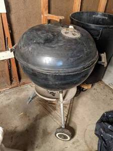 lot 422 image: Weber Charcoal Grill