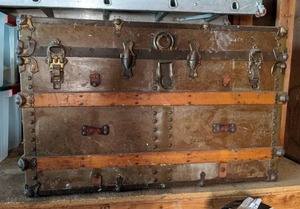lot 431 image: Antique Flat Top Steamer Trunk