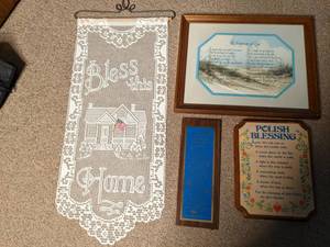 lot 192 image: Lot of (4) Vintage Christian Home Decor Wall Hangings