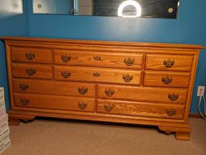 lot 180 image: Beautiful 8-Drawer Oak Dresser