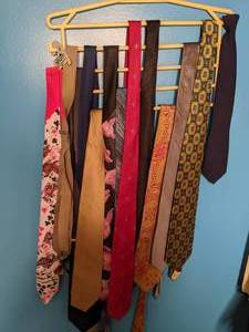 lot 189 image: Vintage Mens Ties and Suspenders Daytons, Marlin