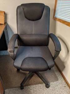 lot 86 image: Adjustable Height Rolling Office Chair