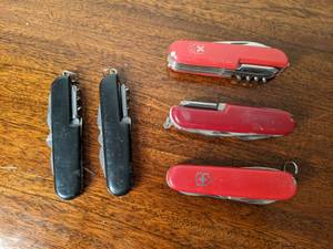 lot 78 image: (5) Pocket Knives