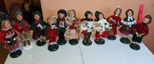 lot 302 image: (11) Byers Choice Caroler Figurines