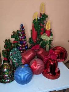 lot 346 image: Bright and Shiny Christmas Decor