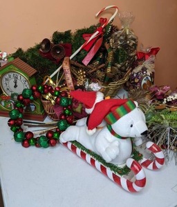 lot 351 image: Christmas Decor Wreath, Potpourri, Pinecones, Clock, etc.