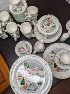 lot 356 image: Set of Festive Holiday Dishware
