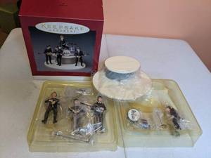lot 275 image: Hallmark 1994 Beatlemania Ornament Set in Original Box