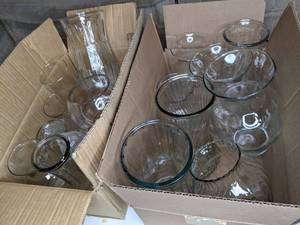 lot 255 image: Lot of Assorted Clear Glass Vases