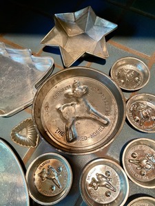 lot 34 image: Holiday Baking Tins