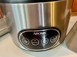 lot 71 image: Aroma Rice Cooker and 2 Bakers Secret Baguette Pans