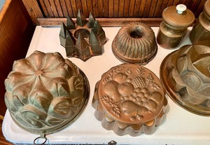 lot 58 image: Kitchen Molds and Containers