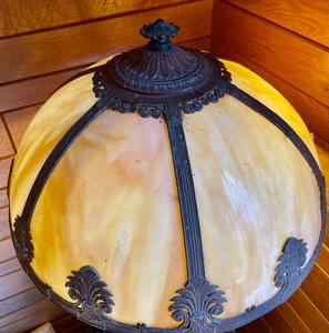 lot 78 image: Lovely Ornate Slag Glass Lamp