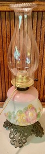 lot 92 image: Pretty Vintage Decorative Lamp