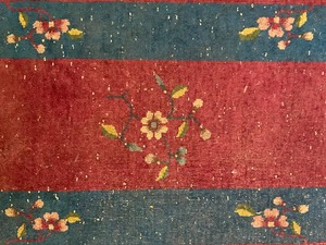lot 105 image: Vintage Rug