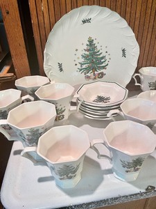 lot 136 image: Nikko Christmastime Dishware