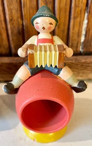 lot 187 image: Erzgebirge FigurinesNapkin Holders