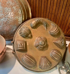 lot 164 image: Mixed Metal Decor