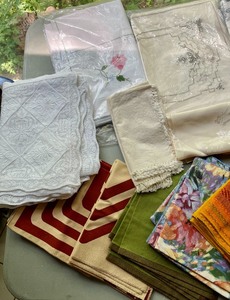 lot 303 image: Lovely Linens