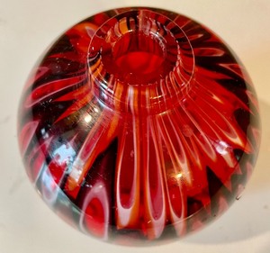 lot 323 image: Stunning Art Glass Vase