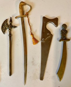 lot 324 image: Small Metal Items