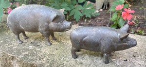 lot 325 image: Lot of Metal Pigs