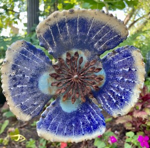lot 326 image: Fun Metal Flower Decor